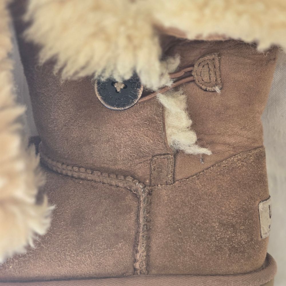 ๐ค Authentic UGG Baily Boots Size 1 - Picture 3 of 6